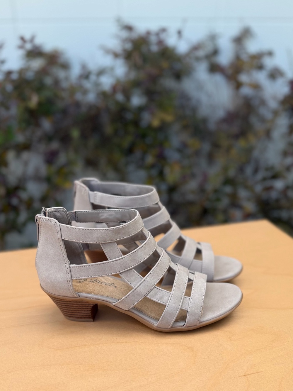 Easy Street Light Gray Block Heel Strappy Gladiator Sandals 6.5 Suede Footbed